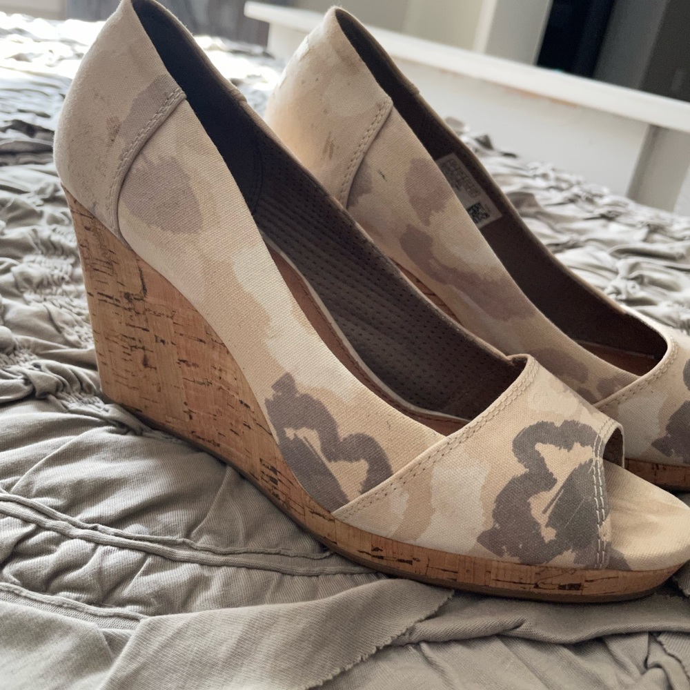 Toms, camo cream/tan peak toe wedges size 7.